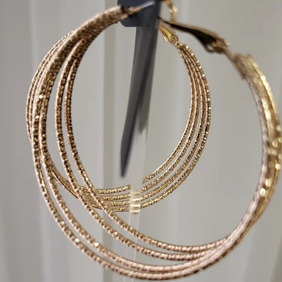 Hoop earing - Picture 2 of 6